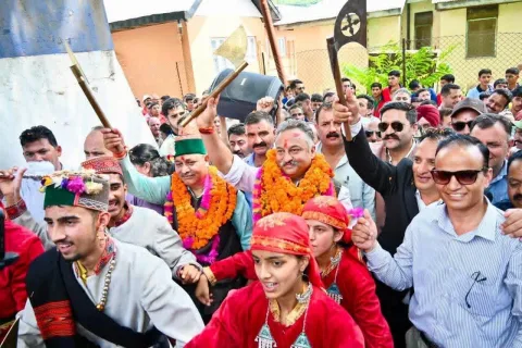 पारंपरिक उत्सव की शोभायात्रा