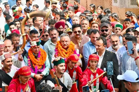 पारंपरिक टोपियों में उत्सव की भीड़