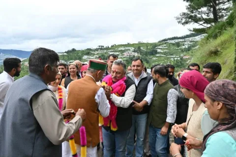 पहाड़ी पर निवासियों से भेंट