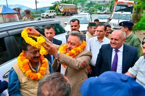 आगमन पर माल्यार्पण