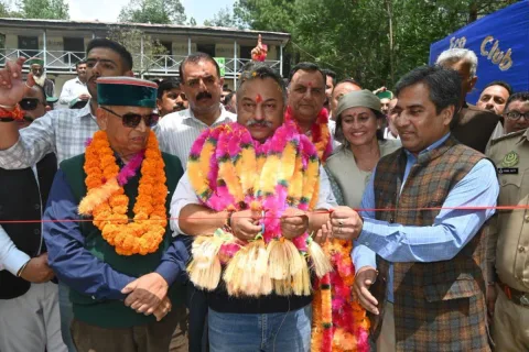 गेंदे की मालाओं से स्वागत