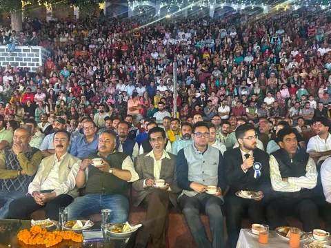 खचाखच भरे सभागार में जनसभा